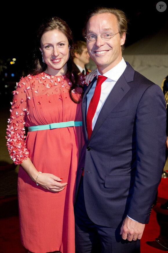 Le prince Jaime de Bourbon-Parme et sa femme Viktoria, enceinte, lors d'une soirée avec la famille royale le 30 novembre 2013 au Théâtre Circus de Scheveningen (La Haye) pour les 200 ans du royaume des Pays-Bas. Mariés depuis le 5 octobre, Jaime et Viktoria ont dévoilé la grossesse de la princesse à cette occasion.