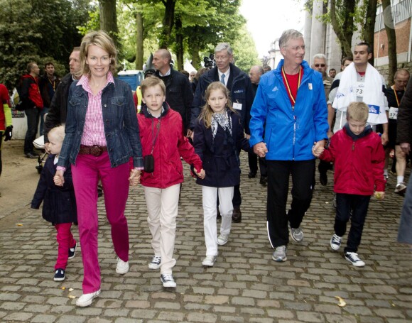 Le roi Philippe de Belgique et la reine Mathilde avec leurs enfants Eleonore, Gabriel, Elisabeth et Emmanuel lors des 20 kilomètres de Bruxelles le 26 mai 2013