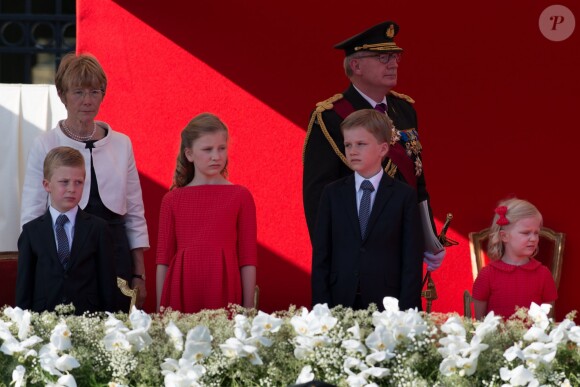 La princesse héritière Elisabeth entre les princes Emmanuel et Gabriel le 21 juillet 2013 lors de la parade militaire de la Fête nationale