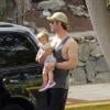 Chris Hemsworth avec sa fille India sur l'île de la Gomera, le 17 novembre 2013