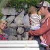 Elsa Pataky enceinte et son mari Chris Hemsworth se promènent avec leur fille India sur l'île de la Gomera, le 17 novembre 2013