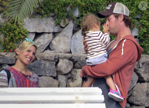 Elsa Pataky enceinte et son mari Chris Hemsworth se promènent avec leur fille India sur l'île de la Gomera, le 17 novembre 2013
