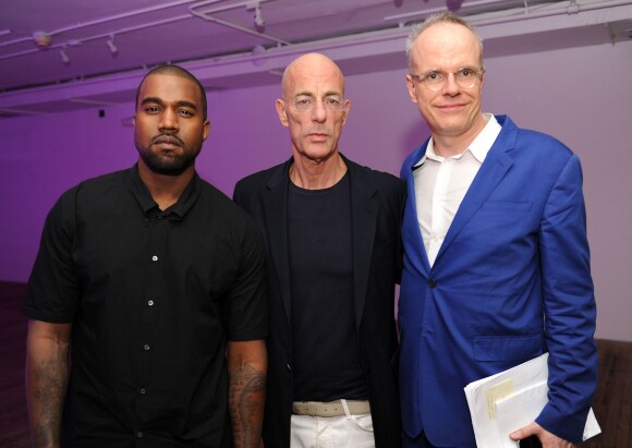Kanye West, l'architecte Jacques Herzog et le critique et historien de l'art Hans Ulrich Obrist lors du Design Dialogues N°6, présenté par le magazine Surface. Miami, le 4 décembre 2013.
