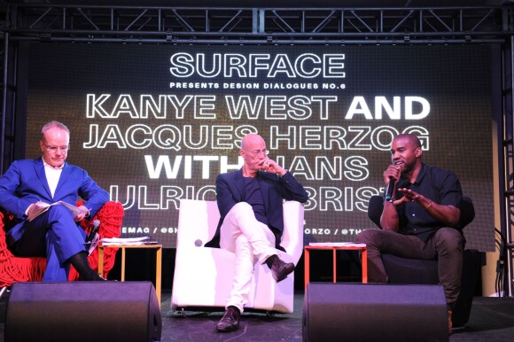 Hans Ulrich Obrist, Jacques Herzog et Kanye West lors du Design Dialogues N°6, présenté par le magazine Surface. Miami, le 4 décembre 2013.