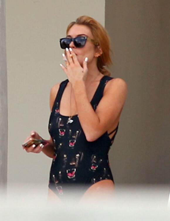 La starlette Lindsay Lohan en maillot de bain se détend chez des amis à Miami, le 5 décembre 2013.