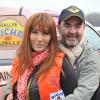 Bruno Solo et sa femme Véronique Clochepin lors de la présentation du Rallye Aïcha des Gazelles du Maroc 2013 sur la place du Trocadéro à Paris le 16 mars 2013