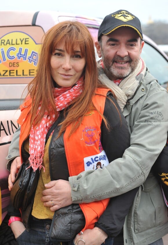 Bruno Solo et sa femme Véronique Clochepin lors de la présentation du Rallye Aïcha des Gazelles du Maroc 2013 sur la place du Trocadéro à Paris le 16 mars 2013