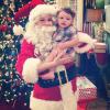 Melissa Joan Hart déguisée en Père Noël avec son petit dernier, le 4 décembre 2013.