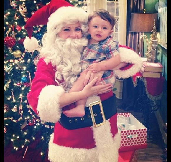 Melissa Joan Hart déguisée en Père Noël avec son petit dernier, le 4 décembre 2013.
