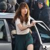L'actrice Dakota Johnson en action sur le tournage du film Fifty Shades Of Grey à Vancouver, le 5 décembre 2013.