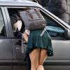 L'actrice Dakota Johnson joue une carte coquine et dévoile ce qui se cache sous sa jupe sur le tournage du film Fifty Shades Of Grey à Vancouver, le 5 décembre 2013.