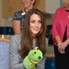 Kate Middleton, duchesse de Cambridge, et une grenouille, rendant visite à l'organisation Shooting Star House Children's hospice dans la périphérie de Londres, le 6 décembre 2013