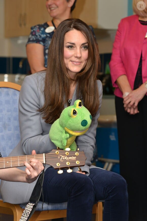 Kate Middleton, duchesse de Cambridge, et une grenouille, rendant visite à l'organisation Shooting Star House Children's hospice dans la périphérie de Londres, le 6 décembre 2013