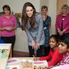 L'épouse du prince William, Kate Middleton, duchesse de Cambridge, rendant visite à l'organisation Shooting Star House Children's hospice dans la périphérie de Londres, le 6 décembre 2013