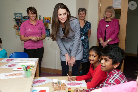 L'épouse du prince William, Kate Middleton, duchesse de Cambridge, rendant visite à l'organisation Shooting Star House Children's hospice dans la périphérie de Londres, le 6 décembre 2013
