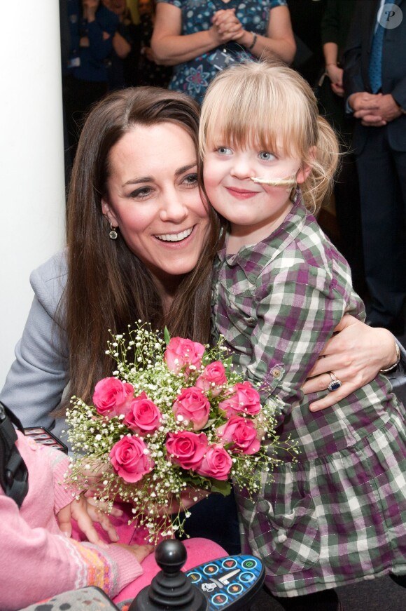 Kate Middleton, duchesse de Cambridge, rendant visite à l'organisation Shooting Star House Children's hospice dans la périphérie de Londres, le 6 décembre 2013