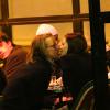 L'acteur Macaulay Culkin et sa petite amie Jordan Lane Price s'embrassent au Café de Flore, à Paris, le 26 novembre 2013.