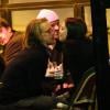 L'acteur Macaulay Culkin et sa petite amie Jordan Lane Price s'embrassent au Café de Flore, à Paris, le 26 novembre 2013.
