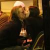 L'acteur Macaulay Culkin et sa petite amie Jordan Lane Price s'embrassent au Café de Flore, à Paris, le 26 novembre 2013.