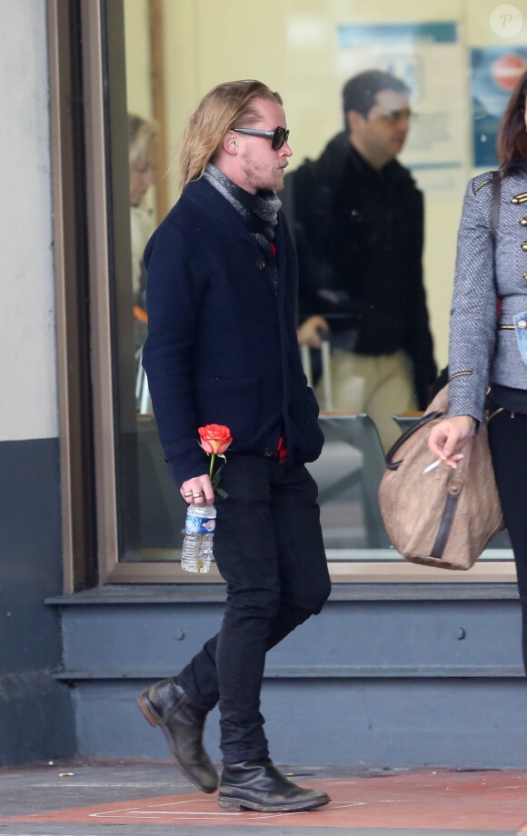 Macaulay Culkin part chercher sa petite amie Jordan Lane Price à l'aéroport d'Orly, près de Paris, le 22 novembre 2013.