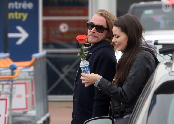 Macaulay Culkin retrouve sa petite amie Jordan Lane Price à l'aéroport d'Orly, près de Paris, le 22 novembre 2013.