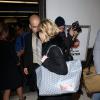 Reese Witherspoon et son mari Jim Toth à l'aéroport de Los Angeles, d'où ils décolleront à destination de Paris. Le 6 décembre 2013.