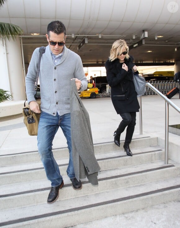 Reese Witherspoon et son mari Jim Toth à l'aéroport de Los Angeles, d'où ils décolleront à destination de Paris. Le 6 décembre 2013.