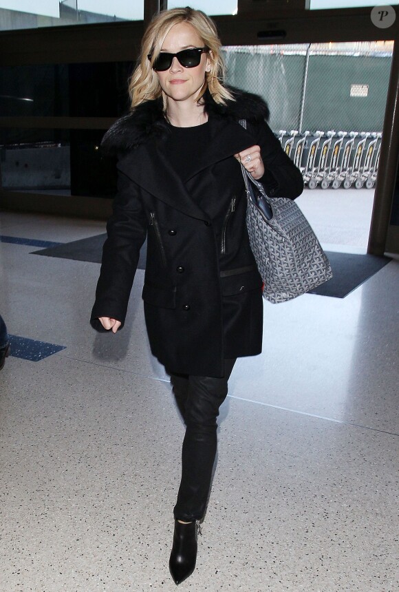Reese Witherspoon à l'aéroport de Los Angeles, le 6 décembre 2013.