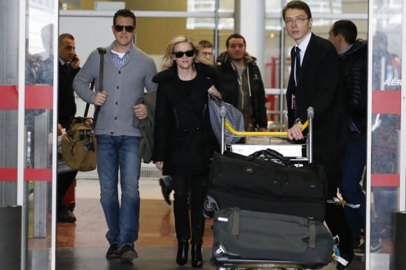 Reese Witherspoon et son mari Tim Roth à l'aéroport Roissy Charles de Gaulle. Roissy, le 7 décembre 2013.