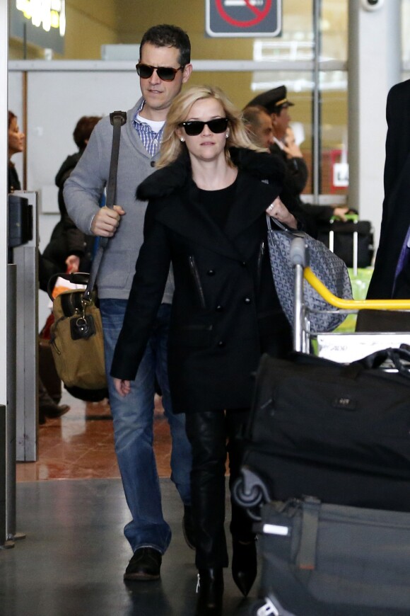 Deux stars en week-end à Paris : Reese Witherspoon et son mari Tim Roth arrivent à l'aéroport Roissy Charles de Gaulle. Roissy, le 7 décembre 2013.