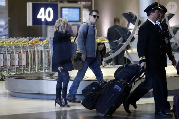 Reese Witherspoon et son mari Tim Roth à l'aéroport Roissy Charles de Gaulle. Roissy, le 7 décembre 2013.