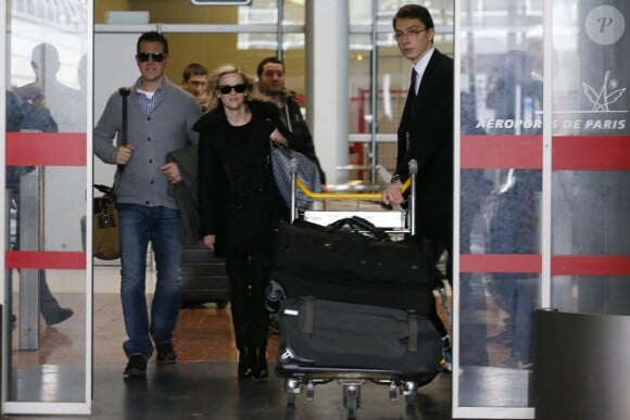 Reese Witherspoon et son mari Tim Roth à l'aéroport Roissy Charles de Gaulle. Roissy, le 7 décembre 2013.