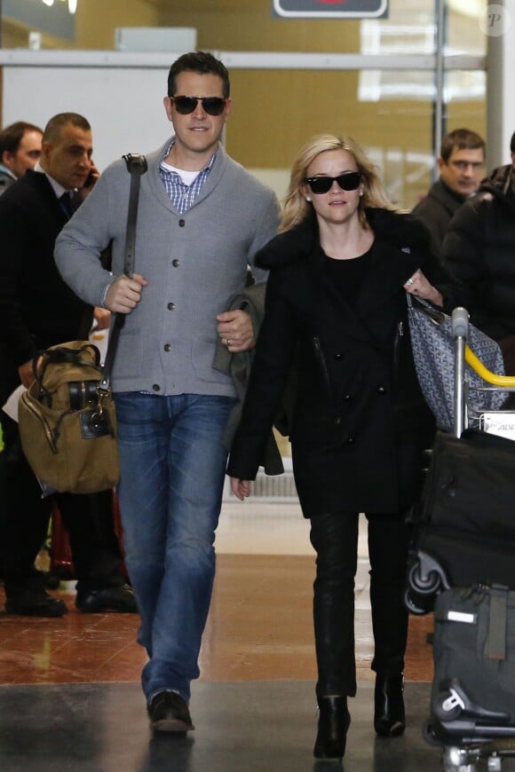 Reese Witherspoon et son mari Tim Roth à l'aéroport Roissy Charles de Gaulle. Roissy, le 7 décembre 2013.