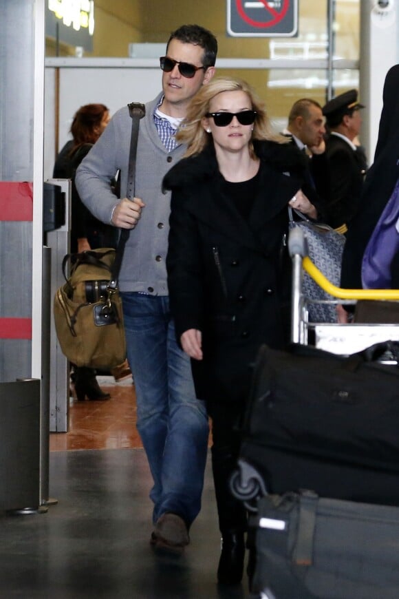 Reese Witherspoon et son mari Tim Roth à l'aéroport Roissy Charles de Gaulle. Roissy, le 7 décembre 2013.