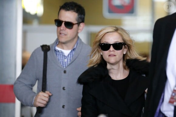 Reese Witherspoon et son mari Tim Roth à l'aéroport Roissy Charles de Gaulle. Roissy, le 7 décembre 2013.