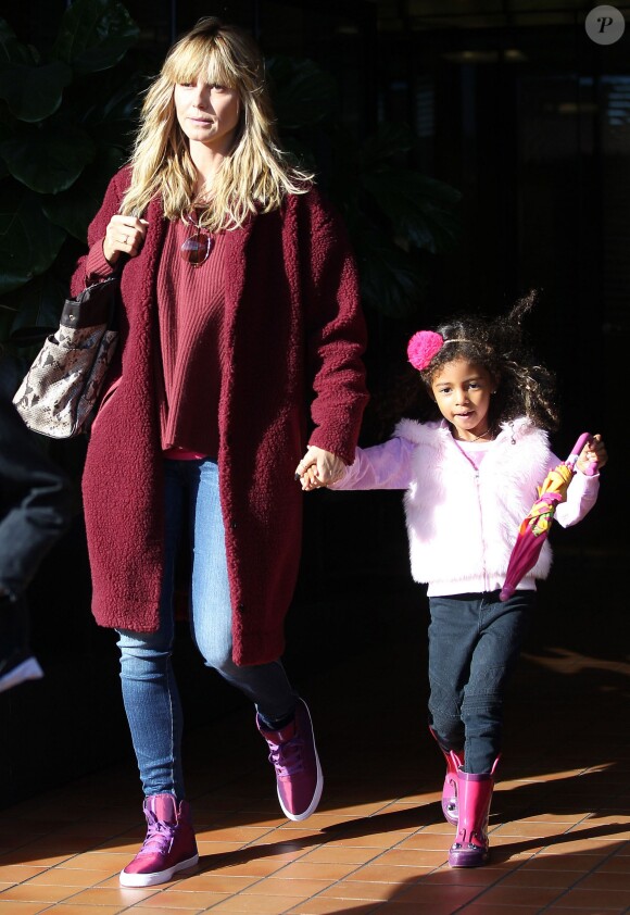 Heidi Klum et sa fille Lou Samuel quittent le restaurant Toscana dans le quartier de Brentwood. Los Angeles, le 7 décembre 2013.