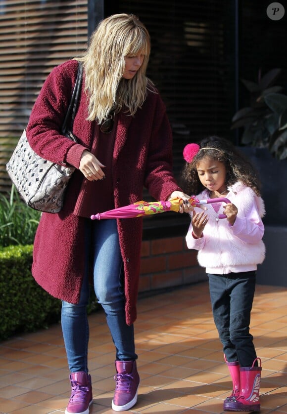 Heidi Klum et sa fille Lou Samuel quittent le restaurant Toscana à Brentwood. Los Angeles, le 7 décembre 2013.