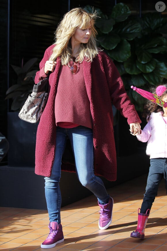 Heidi Klum, main dans la main avec sa fille Lou Samuel, quittent le restaurant Toscana dans le quartier de Brentwood. Los Angeles, le 7 décembre 2013.