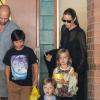 Angelina Jolie a emmené ses enfants voir la comédie musicale du Roi Lion à Sydney le 8 décembre 2013 : sur cette photo, Pax, Shiloh et Knox sont accompagnés par leur mère