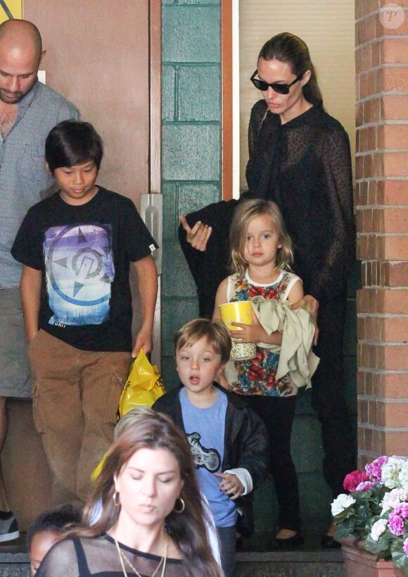 Angelina Jolie a emmené ses enfants voir la comédie musicale du Roi Lion à Sydney le 8 décembre 2013 : sur cette photo, Pax, Shiloh et Knox sont accompagnés par leur mère