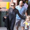 Angelina Jolie a emmené ses enfants voir la comédie musicale du Roi Lion à Sydney le 8 décembre 2013 : sur cette photo, Angie guide sa petite Vivienne