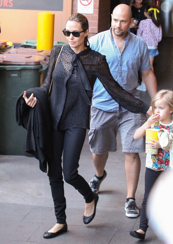 Angelina Jolie a emmené ses enfants voir la comédie musicale du Roi Lion à Sydney le 8 décembre 2013 : sur cette photo, Angie guide sa petite Vivienne