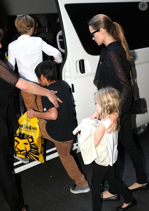 Angelina Jolie a emmené ses enfants voir la comédie musicale du Roi Lion à Sydney le 8 décembre 2013 : sur cette photo, Shiloh, Pax et Vivienne montent dans le mini bus