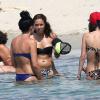 EXCLU - Les jolies filles des Marseillais de W9 s'offrent des vacances en Corse, sur la plage de Porticcio, le 18 juillet 2013