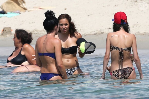 EXCLU - Les jolies filles des Marseillais de W9 s'offrent des vacances en Corse, sur la plage de Porticcio, le 18 juillet 2013