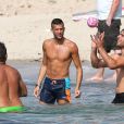 EXCLU - Les Marseillais de W9 s'offrent des vacances en Corse, sur la plage de Porticcio, le 18 juillet 2013 - Paga et ses copains s'amusent !