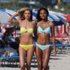 Jessica Hart et Gracie Carvalho en plein shooting sur une plage à Miami, le 6 décembre 2013.