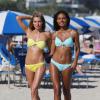 Jessica Hart et Gracie Carvalho en plein shooting sur une plage à Miami, le 6 décembre 2013.