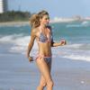 Jessica Hart en plein shooting sur une plage à Miami, le 6 décembre 2013.