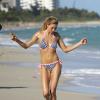 Jessica Hart en plein shooting sur une plage à Miami, le 6 décembre 2013.